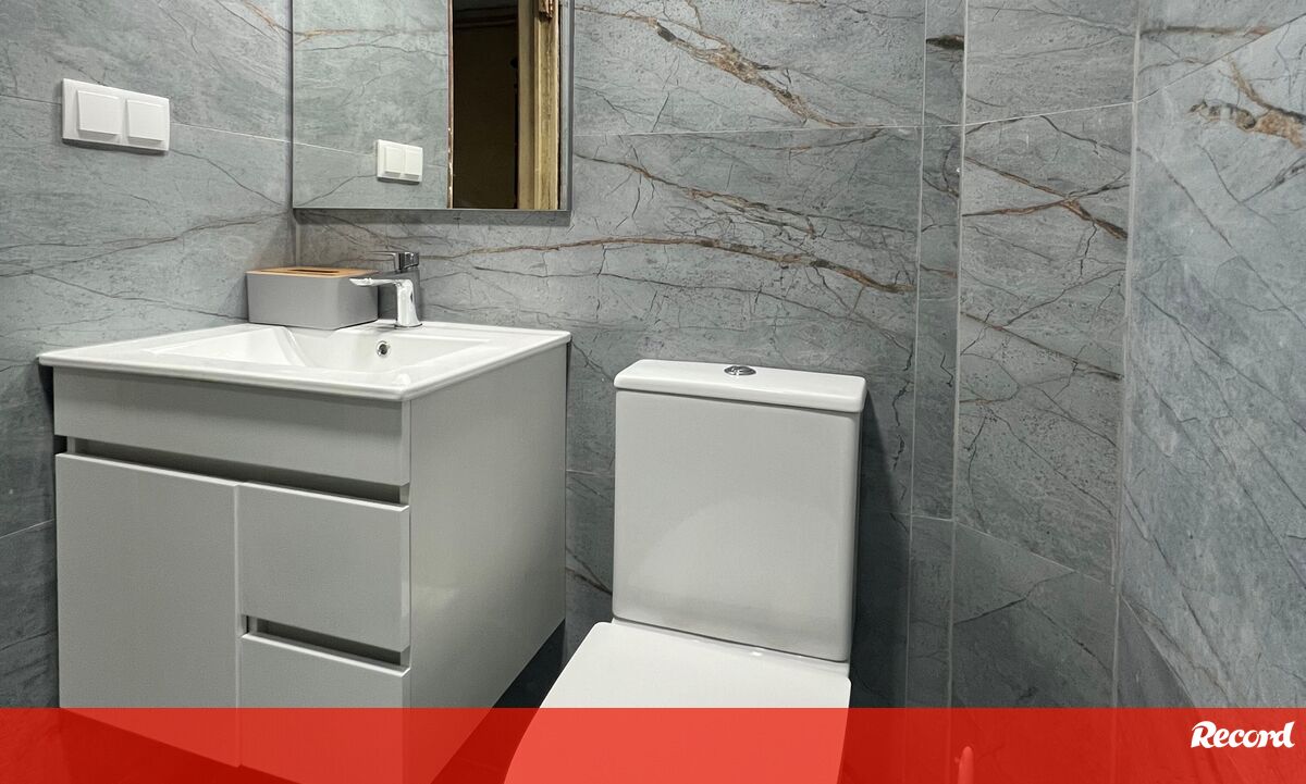 Mármore, luz e espaço: assim ficou esta casa de banho remodelada pela Mudelar